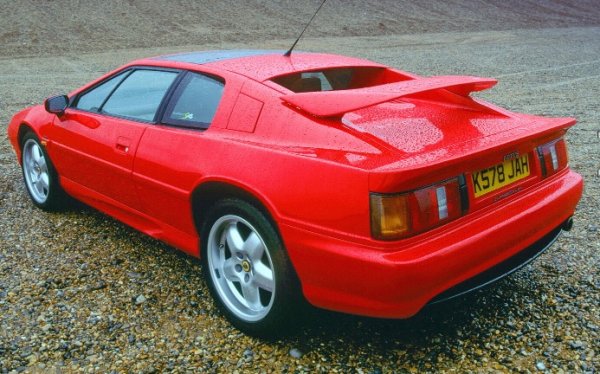 Lotus Esprit е най-дългогодишният суперавтомобил на британската компания, произвеждан непрекъснато в продължение на 28 години -  от 1976 до 2004-а. Той има и малка част от историята на Toyota. Огромният спойлер в задната част отвлича погледа от правоъгълните фарове на Corolla Coupé от 80-те години на миналия век.